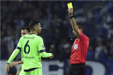 Gelbe Karte: Omar Mascarell tut sich auf Schalke schwer.