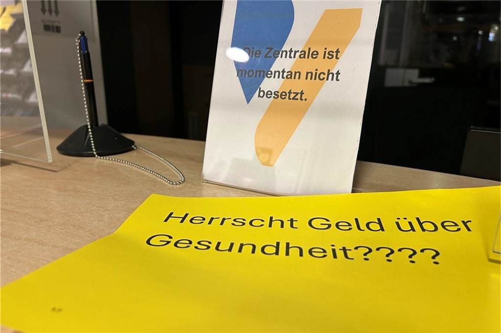 Gelbe Zettel mit provokativen Fragen fanden sich im gesamten Eingangsbereich des Rathauses wieder.