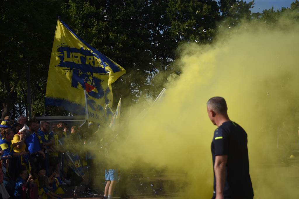 Tränen und Enttäuschung: Kamener SC verpasst den Aufstieg in die Bezirksliga vorerst Gelber Rauch zieht auf: Trainer Ahmet Kahya (r.) sieht die Fans des Kamener SC, als die Mannschaften einlaufen.