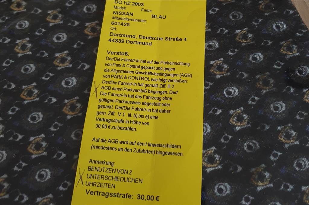 Gelber Zettel mit schlechter Nachricht: Park&Control fordert 30 Euro.