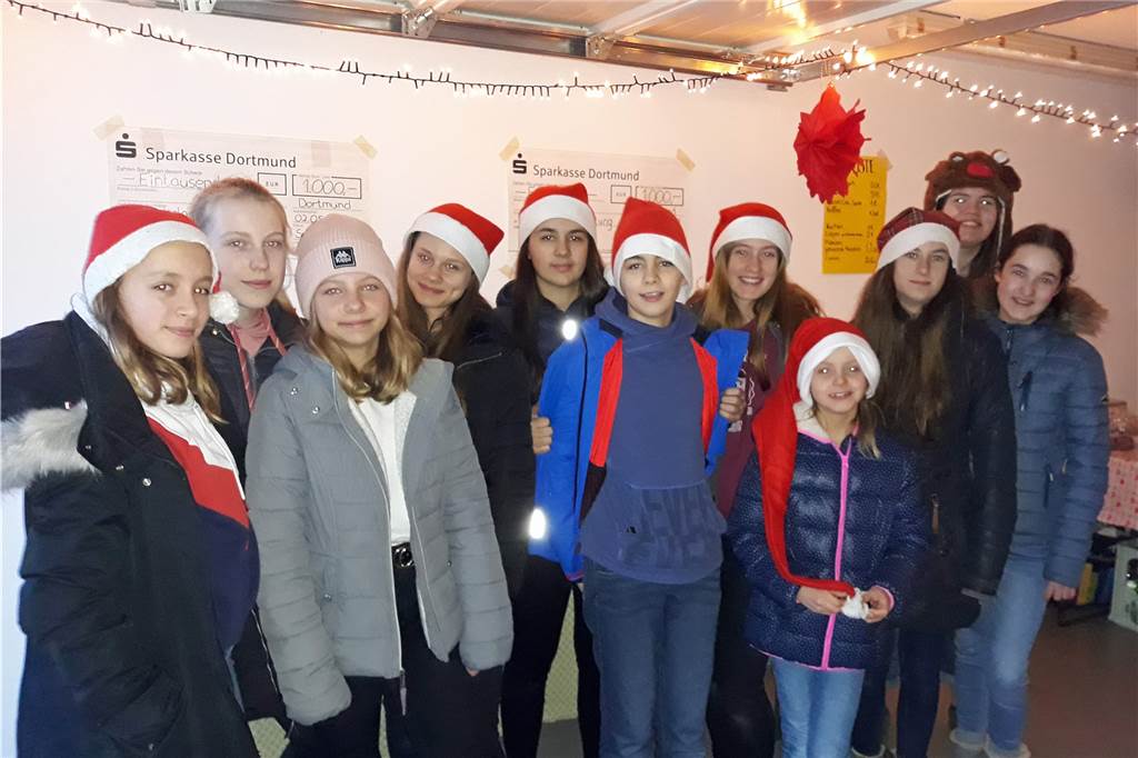 Geld nehmen sie unter anderem durch einen von ihnen organisierten Weihnachtsmarkt ein.