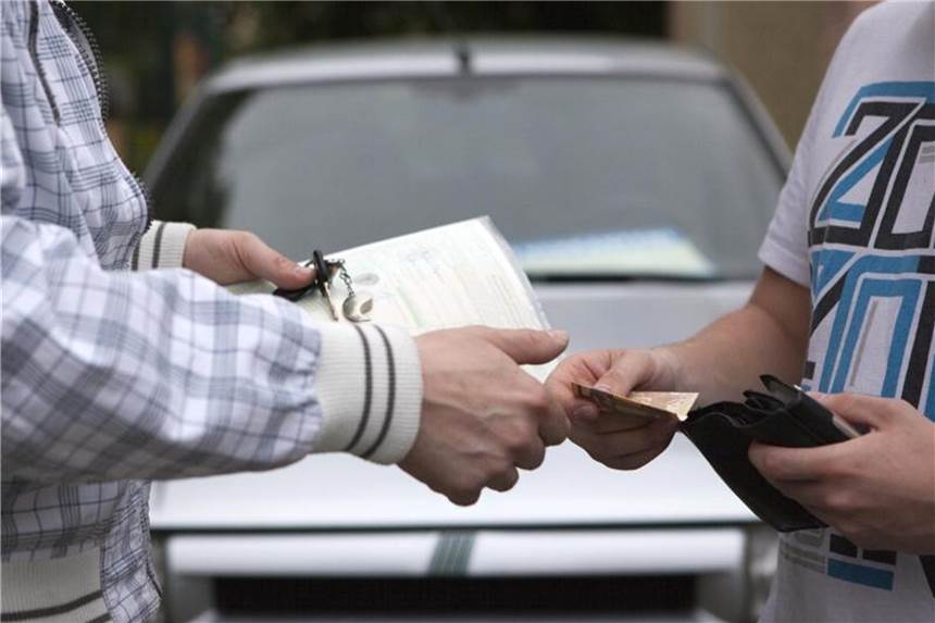 Tipps gegen Kleinanzeigen-Abzocke Geld nur gegen Ware - wie hier bei einem Autokauf - ist der beste Schutz vor Betrügern, die ihre Opfer gern über Kleinanzeigen suchen. Foto: Silvia Marks