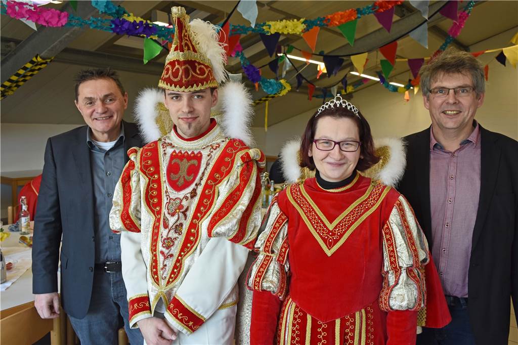 So läuft‘s mit dem Zusammenleben behinderter und nichtbehinderter Menschen in Nordkirchen Gelebte Normalität auch im Karneval: Das 2018er Prinzenpaar Markus I. und Yvonne I. - hier mit Bürgermeister Dietmar Bergmann (l.) und dem Caritas-Werkstättenleiter Martin Weißenberg - kommt aus den Caritas-Werkstätten.