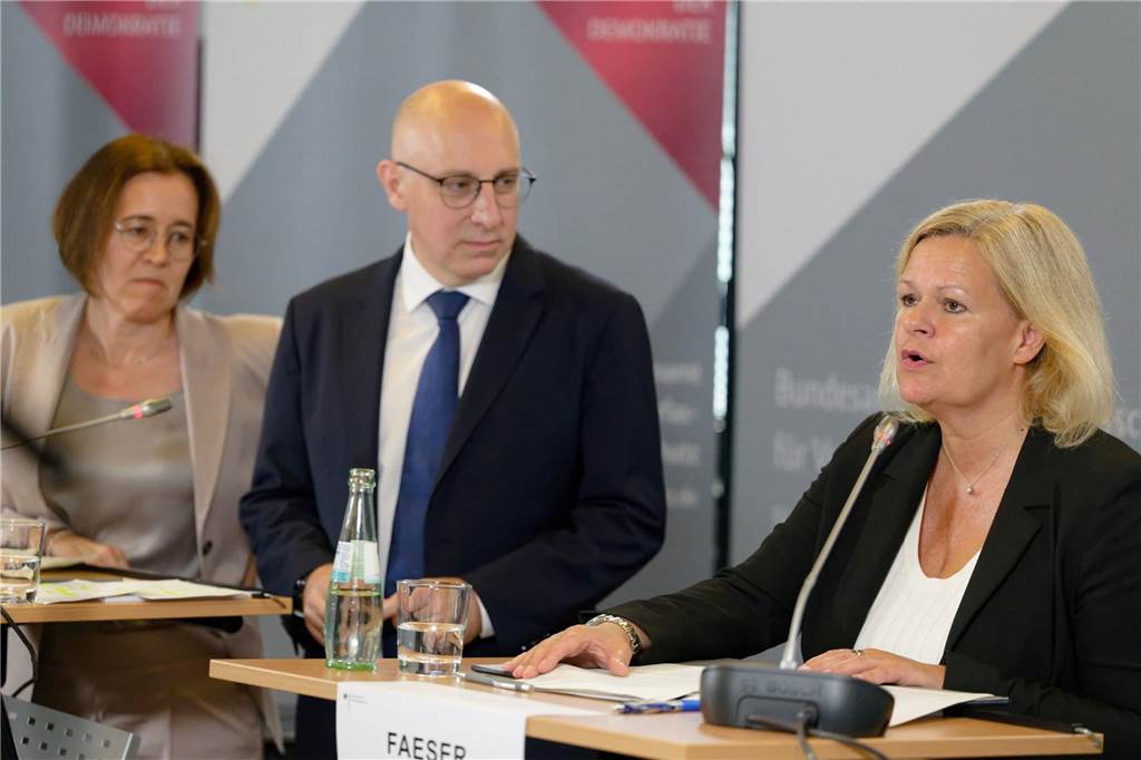 Was bedeutet die neue Einstufung für die AfD?: Fragen und Antworten Bundesinnenministerin Nancy Faeser (SPD, r) gibt ein Statement für die Presse zusammen mit den BfV-Vizepräsidenten Silke Willems (l) und Sinan Selen (M), nachdem sie sich beim Bundesamt für Verfassungsschutz (BfV) über die aktuelle Sicherheitslage informiert hat.