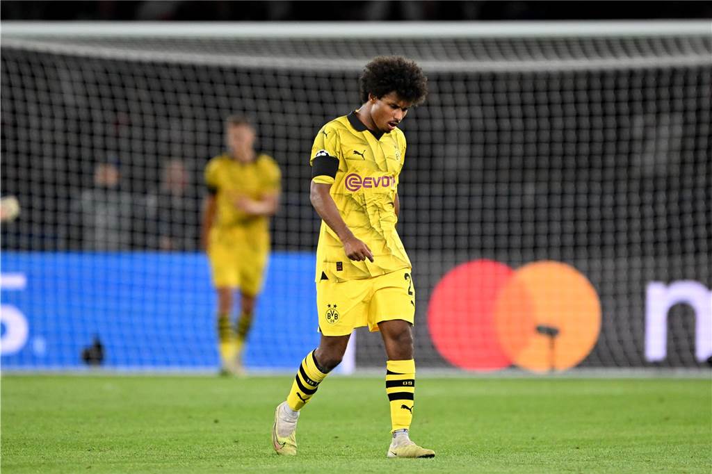 BVB-Stürmer kämpft gegen die Zweifel: Läutet Karim Adeyemi nach Formkrise die Trendwende ein? Karim Adeyemi geht über den Rasen.