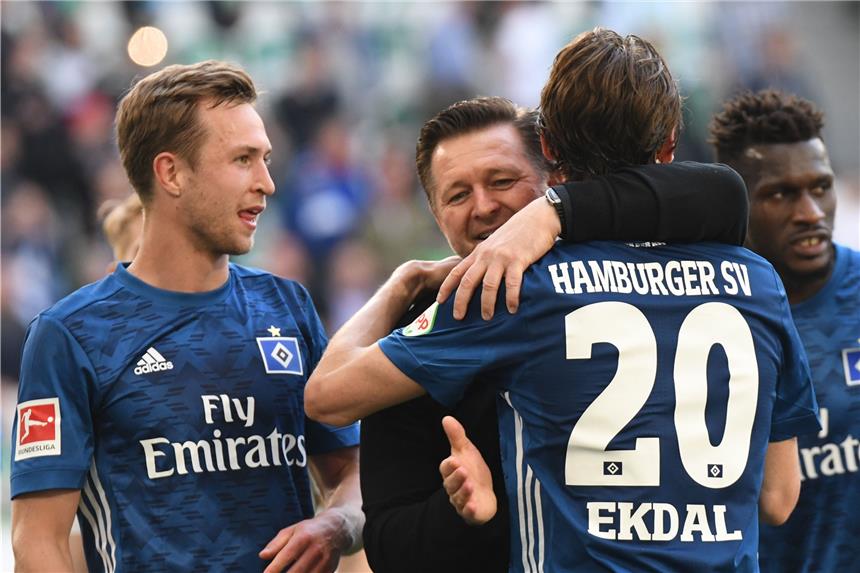 Abstieg des 1. FC Köln perfekt - Bayern siegt mit B-Elf Gelingt dem HSV um Trainer Christian Titz (M.) das Wunder im Abstiegskampf?