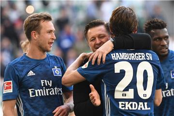 Gelingt dem HSV um Trainer Christian Titz (M.) das Wunder im Abstiegskampf?