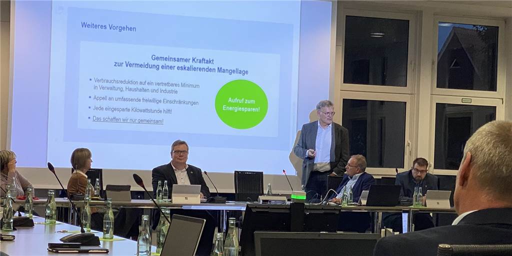Gelsenwasser-Chef mahnt in Ascheberg dringend zum Gas-Sparen Ein Mann hält einen Vortrag