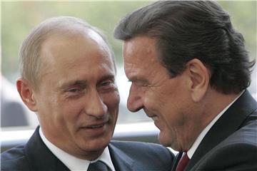 Gelten als Vertraute: Kremlchef Wladimir Putin (l) und Altbundeskanzler Gerhard Schröder. Foto: Peer Grimm/Archiv