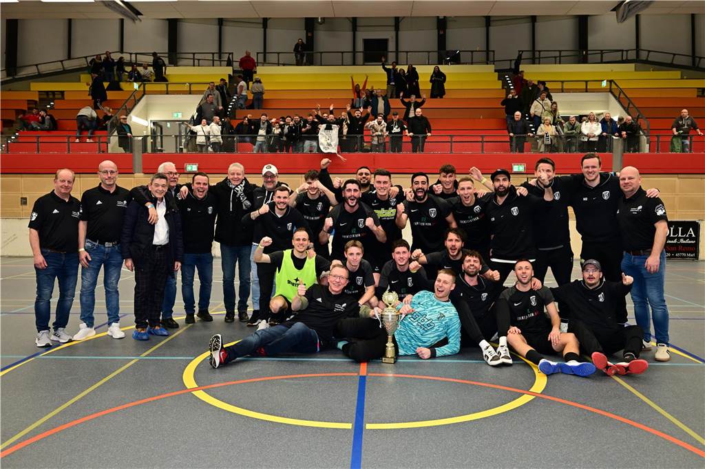 Gelungene Rückkehr in die Rundsporthalle: Die Marler Hallenstadtmeisterschaft bot den zahlreichen Zuschauern viel Spektakel und einen verdienten Sieger. Im Finale drehte Titelverteidiger FC Marl noch mal richtig auf und schlug den VfB Hüls mit 8:1.