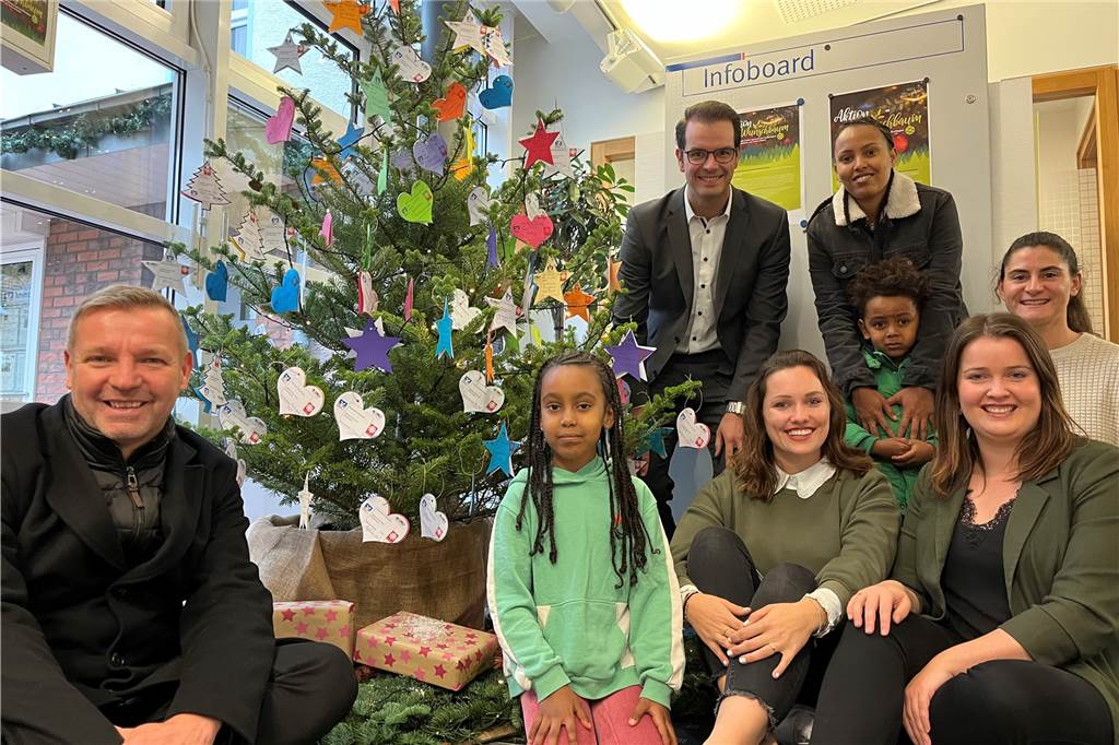 Wunschbaum: Kinder hoffen auf Erfüllung ihrer Weihnachtswünsche Gemeinde, Caritas und Volksbank setzen sich dafür ein, dass die Weihnachtswünsche von 150 Kindern in Schermbeck in Erfüllung gehen.