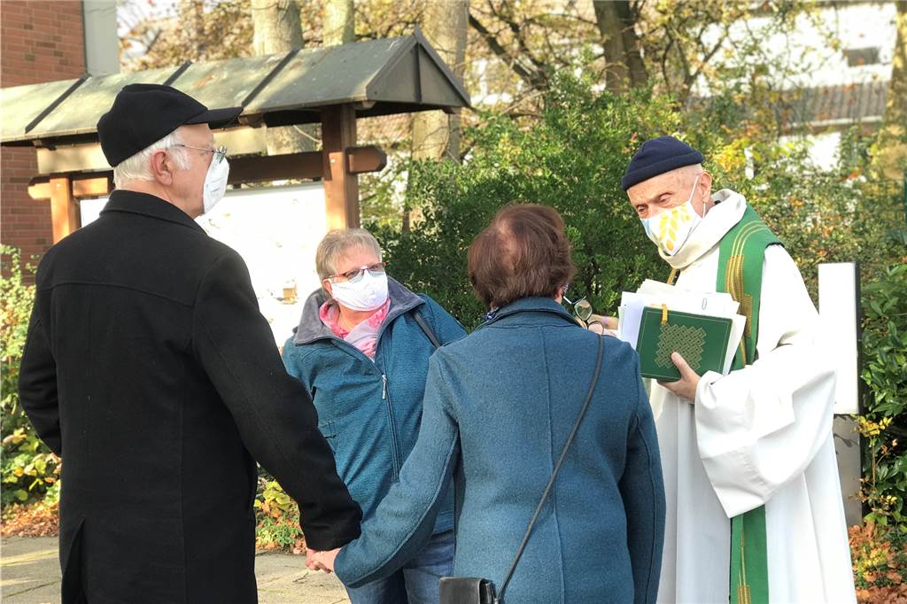 Advent, Weihnachten und Corona: Die Pläne der Kirchen in Castrop-Rauxel Gemeinde Heilig Kreuz in Dorf Rauxel mit Subsidiar Ulrich Isenbügel (r.) macht es schon jetzt mit einigen Gottesdiensten vor: Sie feiert unter Pavillonzelten auf dem Rasen neben der Kirche.