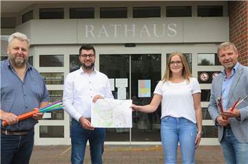 Gemeinde-Mitarbeiter Michael Leisten, die epcan-Mitarbeiter Nils Waning und Lisa Ottenhues sowie Bürgermeister Mike Rexforth (v.l.) teilten am Montag mit, dass 200 Dammer Haushalte die Chance haben, einen Glasfaseranschluss zum Sonderpreis zu bekommen.