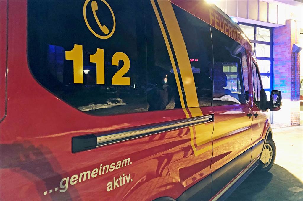 Mit Video: Der Fuhrpark der Südlohner Feuerwehr hat Zuwachs bekommen "...gemeinsam aktiv" steht auf allen Fahrzeugen der Löschzüge Südlohn und Oeding, die die Freiwillige Feuerwehr neu anschafft – so auch auf dem neuen Mannschaftstranportfahrzeug des Löschzugs Südlohn.