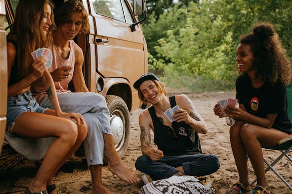 Freiheit und Freizeit genießen: Mit dem Camper durch NRW menschen spielen karten vor einem wohnmobil