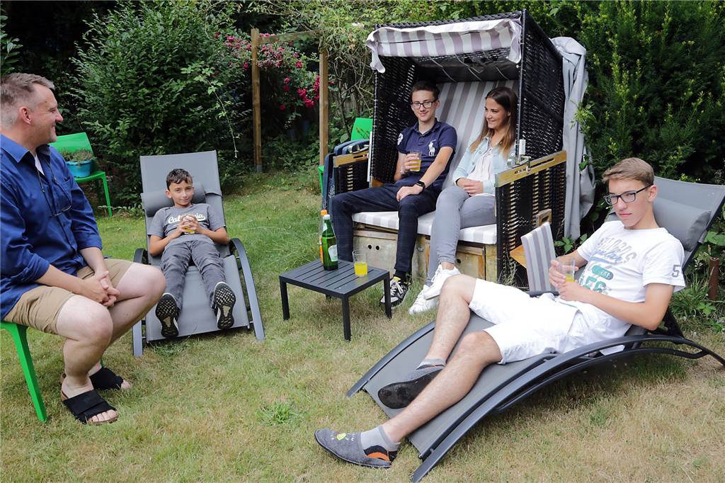 Thore (14) lebt in einer Wohngruppe: „Fast wie in einer richtigen Familie“ Gemeinsam entspannen können Mitarbeiter und Wohngruppenkinder im 2000 Quadratmeter großen Garten.