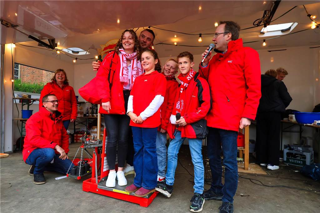 Prinzenwiegen in Raesfeld: 150.000 Kamelle können beim Zug fliegen Beim Wiegen von Prinzessin Kristin I. Wehling brachen sich alle Tollitäten mit ihrem Gewicht mit ein, um das tolle Ergebni smit 150.000 Kamellen perfekt zu machen.