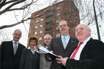 Gemeinsam für Wambel (v.r.): Hans-Peter Neuhaus, Leiter des Amtes für Wohnungswesen mit Stelvertreterin Elke Beißner, Volker Ruiters, Bereichsleiter Bestandsmanagement sowie Prokurist Bernd Wortmeyer und Sozialdezernent Siegfried Pogadl.