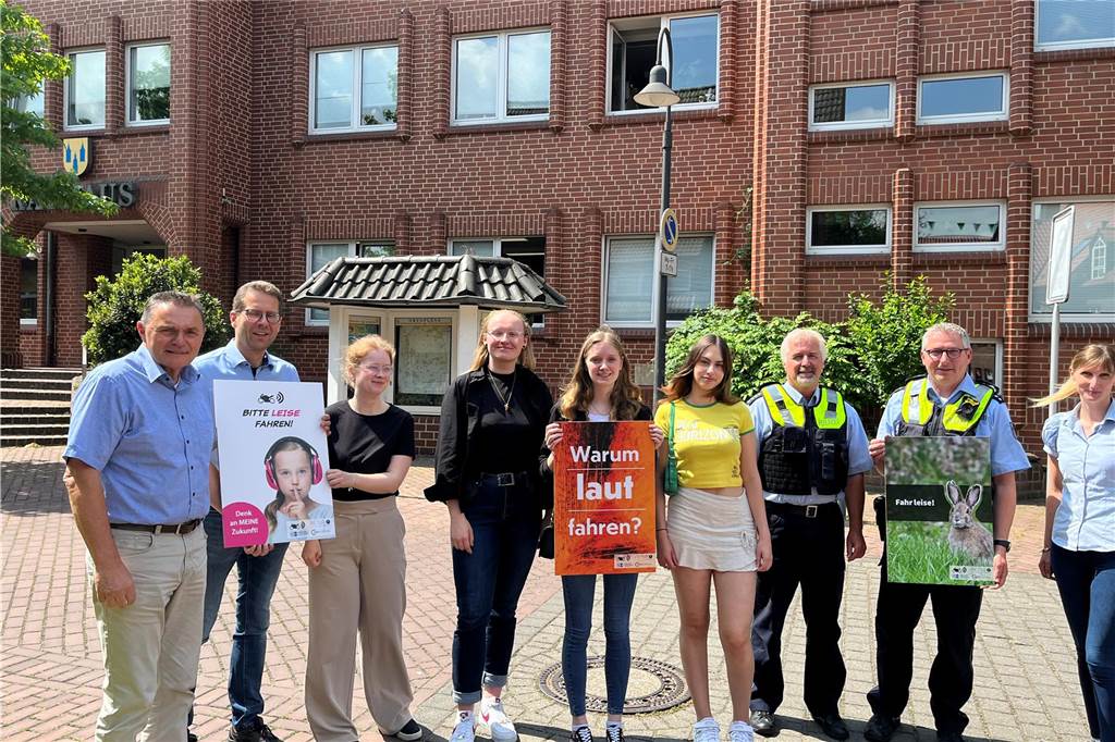 Kampf gegen Motorradlärm: Plakate mit „Memory-Effekt“ sollen helfen Gemeinsam gegen Motorradlärm: (v.l.) Bürgermeister Dietmar Bergmann, Stephan Hoffmann, Alina Alexander (Kreis Coesfeld), Lina Grewe, Sarah Vinkeler, Annabel Schajbel (Pictorius-Berufskolleg), Reinhard Dittrich, Walter Goßling (Kreispolizeibehörde), Alina Kundt (Gemeinde Nordkirchen).