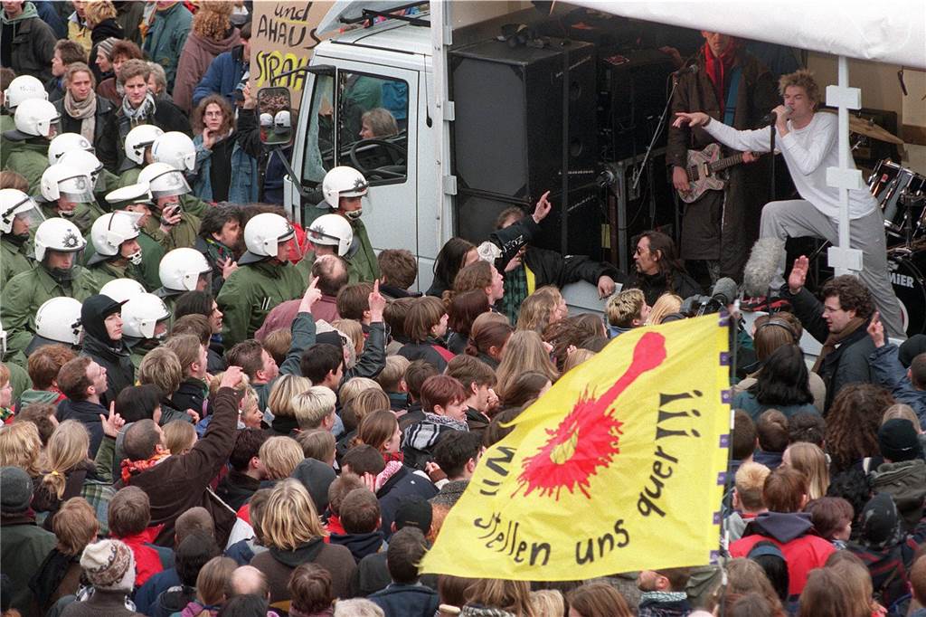 25 Jahre Castortransport: Als Ahaus zum Brennpunkt der Anti-Atomkraft-Bewegung wurde Gemeinsam lauschen Polizisten und Demonstranten am Freitag (20.03.1998) in Ahaus einem spontanen Konzert der Punk-Band "Die toten Hosen". Die Band unterstützte damit die Protestaktion von mehreren tausend Atomkraftgegnern gegen den Castor-Transport in das Zwischenlager von Ahaus. dpa +++ dpa-Bildfunk +++