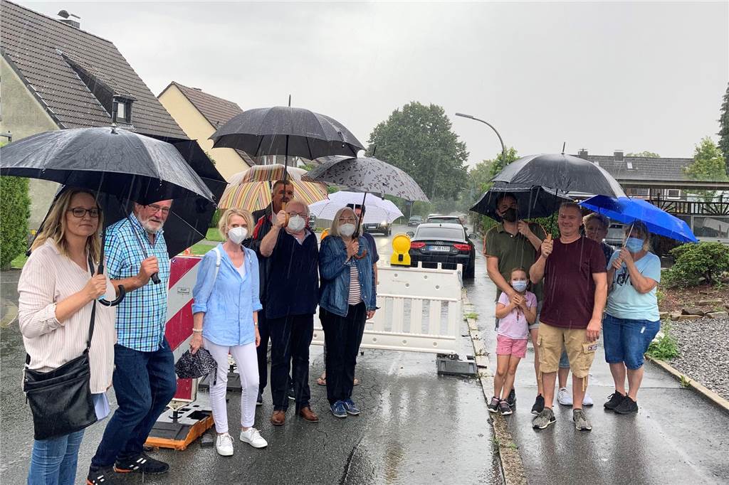 Starkregen führt am Stortsweg regelmäßig zu Stress – Anwohner sind genervt Gemeinsam machten sich die Anlieger auf den Weg. Die meisten wohnen hier seit vielen Jahren und klagen nun über die Wassermassen, die die Kanalisation nicht schlucken könne.
