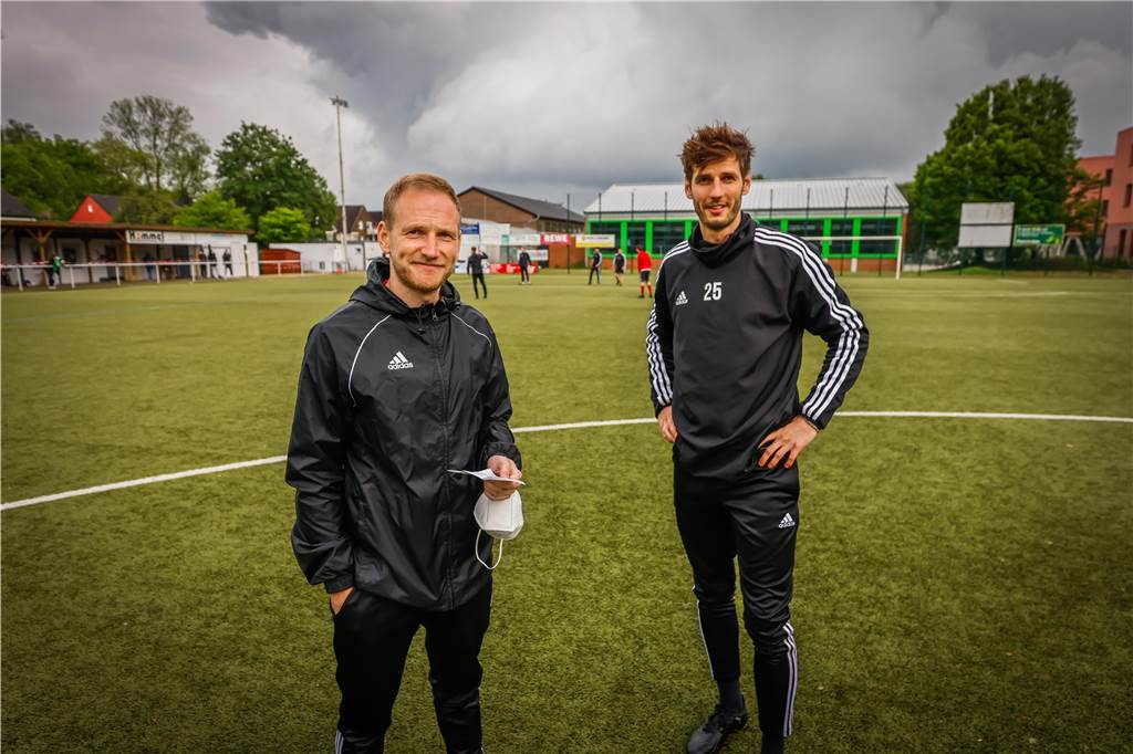 Marten will den SV Westrich im West-Derby ärgern: Außenseiter Arminia hat Trumpf im Ärmel Gemeinsam mit Alexander Schwarz (r.) coachte Dennis Rensmann (l.) RW Germania.
