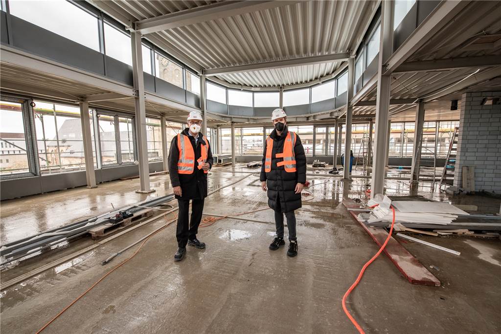 Gemeinsam mit „Basecamp“-Geschäftsführer Daniel Doherr (r.) besichtigte Oberbürgermeister Thomas Westphal die Baustelle an der Kampstraße.