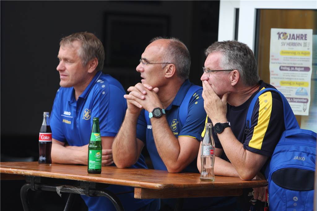 Holger Möllers zu seinem Abschied: „In Herbern sind Freundschaften entstanden“ Gemeinsam mit Co-Trainer Jens Kalpein (m.) und Athletiktrainer Martin Eickmeyer (r.) kam Holger Möllers aus Ascheberg nach Herbern.