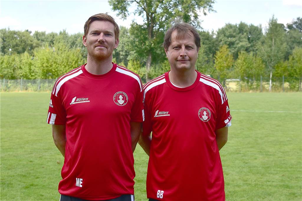 Gemeinsam mit Co-Trainer Mark Erning (l.) leitet Bernd Borgmann seit dieser Saison die Geschicke bei RW Nienborg.