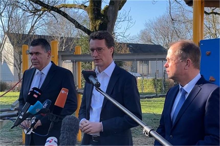Im Video: Wüst verspricht Unterstützung für Geflüchtete des Ukraine-Krieges Gemeinsam mit dem Landrat des Kreises Unna, Mario Löhr (SPD), besuchten NRW-Ministerpräsident Hendrik Wüst (CDU) und Dr. Joachim Stamp (FDP) die Aufnahmestelle für Flüchtlinge in Unna (v.l.n.r.).