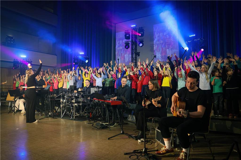 Gemeinschaftskonzert: „Schöner, wenn man zusammen singt als allein!“ Gemeinsam mit dem VGK Chor und einer Band standen rund 200 Kinder von Johannes-, Gregor- und Marienschule beim Konzert „Lichterketten“ auf der Bühne.