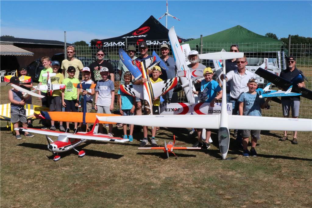 Gemeinsam mit den Berkelfliegern konnten 10 Stadtlohner Jungs ganz verschiedene Modellflugzeuge ausprobieren.