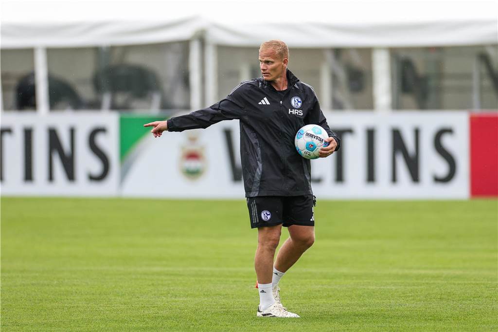 Schalker Trainings-Update: Marathon-Einheit ohne Murkin: Spezielles Teambuilding am Freitag 12.07.2024, Fussball, Sommervorbereitung, Saison 2024/2025, Cheftrainer Karel Geraerts (FC Schalke 04) Foto: Tim Rehbein/RHR-FOTO