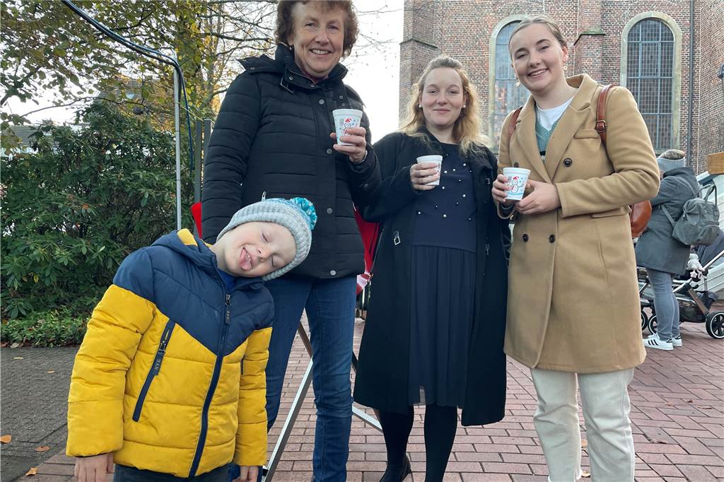 Gemeinsam mit der Oma, Mutter und der Tante freut sich Arthur auf das kommende Wochenende. Seinen Lieblingsstand hat er noch nicht entdeckt, aber er freut sich auf viele Leckereien. Den Großen schmeckt der Glühwein bereits ganz gut.