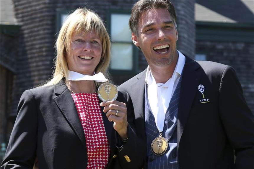 Stich gemeinsam mit Sukova in Hall of Fame aufgenommen Gemeinsam mit der Tschechin Helena Sukova (l) wurde Michael Stich in die Hall of Fame aufgenommen. Foto: Elise Amendola/AP