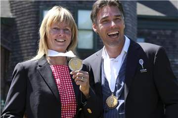 Gemeinsam mit der Tschechin Helena Sukova (l) wurde Michael Stich in die Hall of Fame aufgenommen. Foto: Elise Amendola/AP