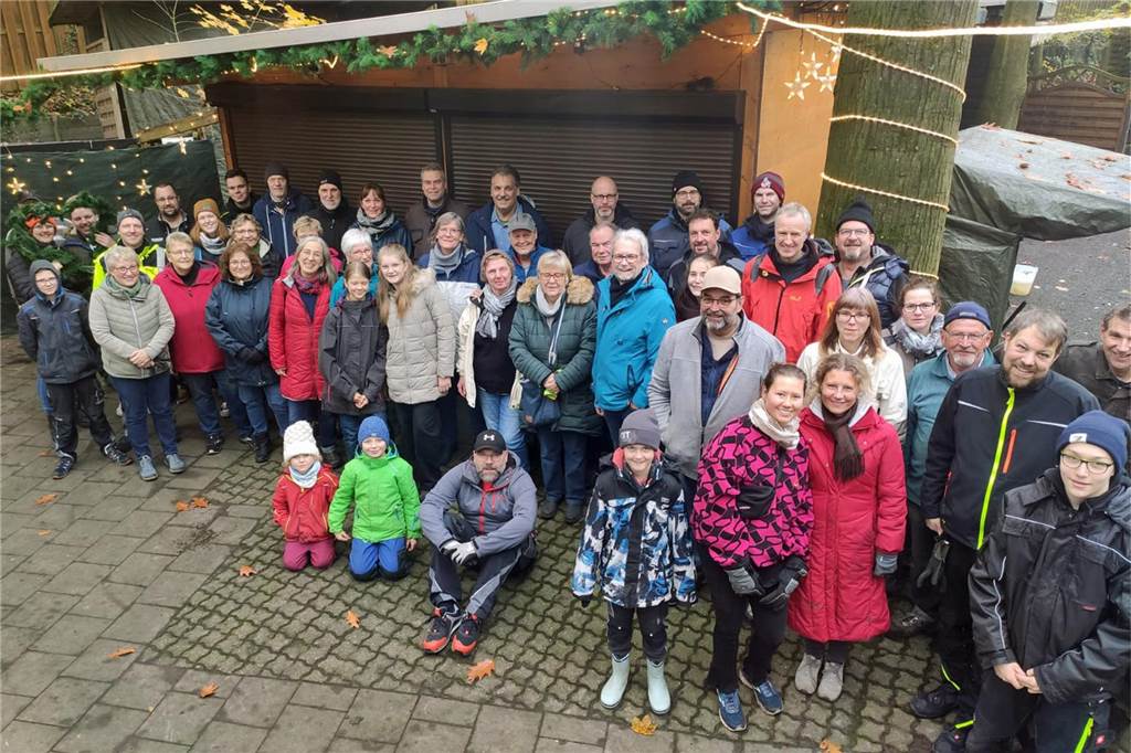 Stöbern und Schlemmen auf der Freilichtbühne Werne beim Adventsmarkt Gemeinsam mit der ZWAR-Gruppe haben die Mitglieder der Freilichtbühne Werne das Gelände sauber gemacht und für den Adventmarkt vorbereitet.