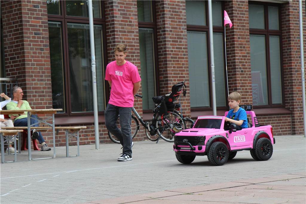 Ahaus-Taxi: Junge Lieferanten üben mit Fahrt durch Trainingsparcours Gemeinsam mit einem „Guide“ von Tobit.Labs schaffen es die jungen Lieferanten sicher durch den Parcours.