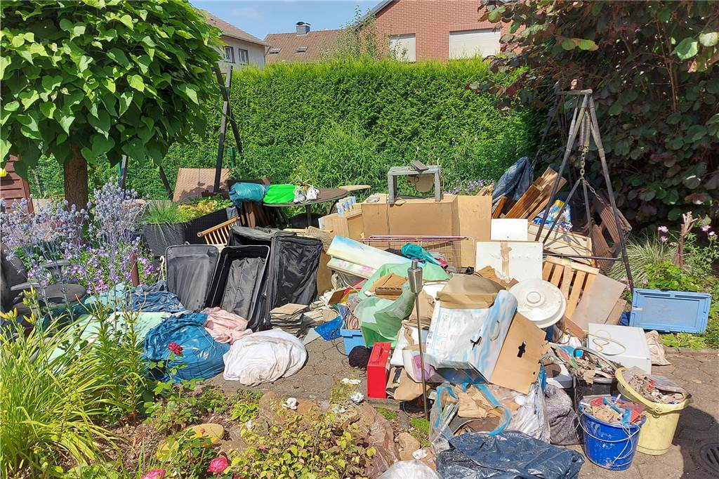 Vier Wochen danach: Betroffene des Hochwassers aus Niederaden erzählen Gemeinsam mit Freunden schafften die Kühns all den Unrat aus dem Keller. Brauchbar ist davon nichts mehr.