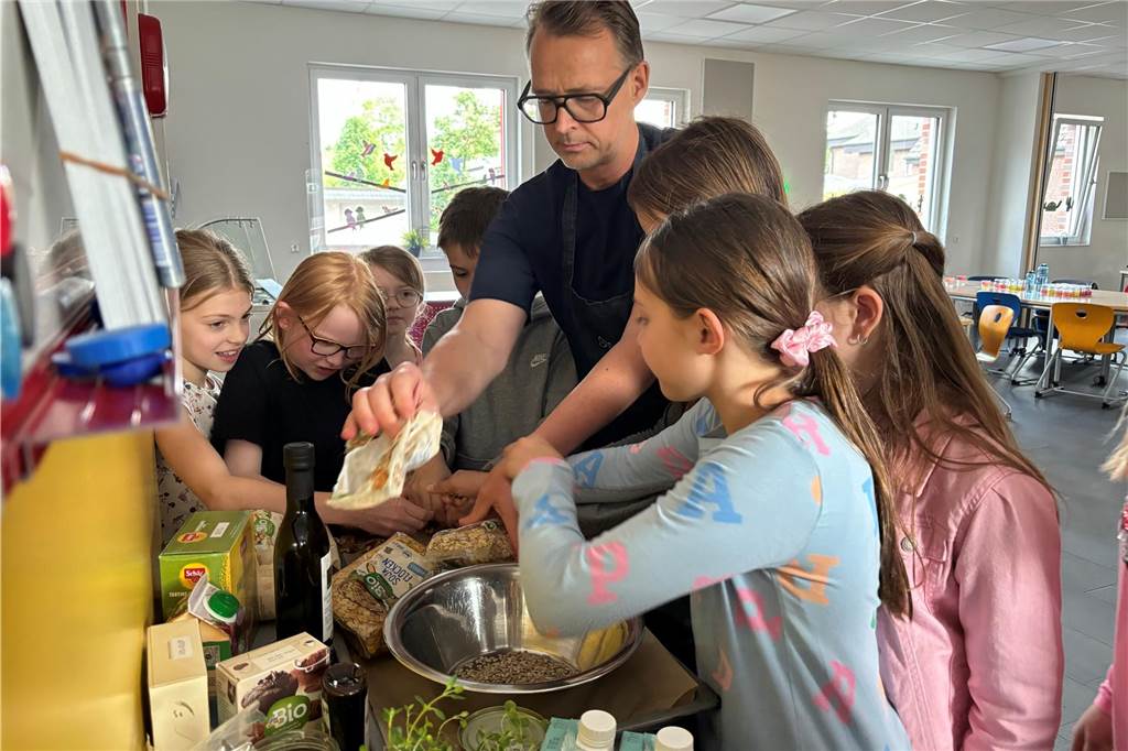 Uhlandschule gewinnt Bundes-Wettbewerb: Star-Koch Holger Stromberg kocht Gemeinsam mit Holger Stromberg machten die Schüler ihr eigenes Granola.
