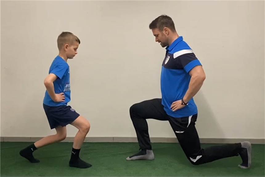 Mit Video: Bundesliga-Nachwuchscoach aus Alstedde gibt Tipps für das Heim-Training Gemeinsam mit Juniorenspieler Moritz hat Athletiktrainer Björn Kadlubowski von BW Alstedden einige Übungen für zuhause zusammengestellt.