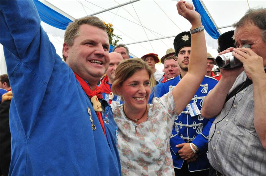 Brezelkönig fühlte sich "wie ein Rockstar" Gemeinsam mit Königin Andrea Sauerbach ließ sich König Christian Schulte-Bockum beim Brezelfest in Kirchhellen am 9. September 2014 feiern.