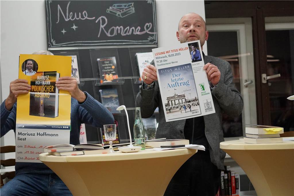 Mit Krimis und düsterem Motto: Litaraturnier in Werne feiert 26. Auflage Gemeinsam mit Moderator Dieter Vatheuer macht Hubertus Waterhues von Bücher Beckmann noch ein wenig Werbung in eigener Sache.