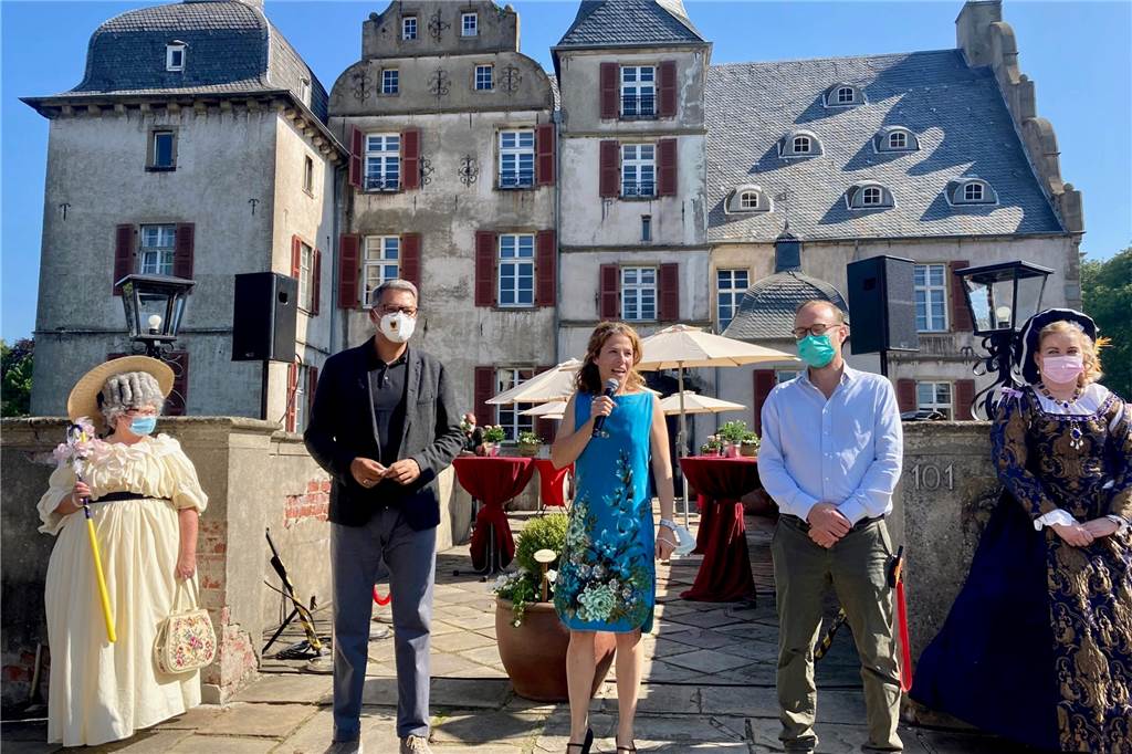 Wiedersehensfreude bei der Gartenflair am Schloss Bodelschwingh Gemeinsam mit Oberbürgermeister Thomas Westphal (von li.) begrüßten Mireta Freifrau zu Knyphausen und Felix Freiherr zu Knyphausen die Gartenflair-Besucher vor Schloss Bodelschwingh.