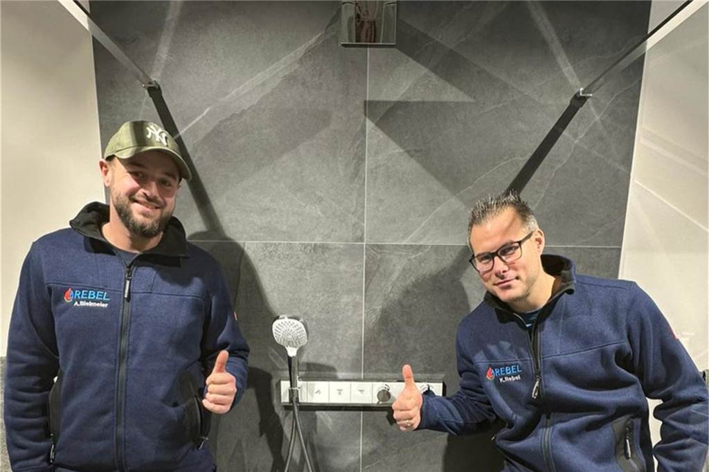 Kevin Rebels (34) Betrieb wuchs rasend schnell: „Das hatte ich nicht vor“ Kevin Rebel, Chef des gleichnamigen Heizung-, Sanitär- und Klimabetriebs in Huckarde, mit seinem Angestellten Andreas Bielmeier in einer Dusche.