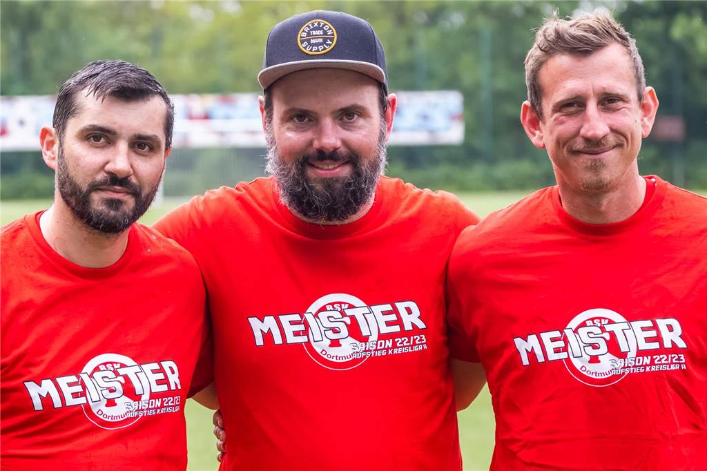 Gemeinsam mit Stephan Mertin (M.) und Patrick Diecks (r.) feierte Tim Isenberg (l.) 2023 den Aufstieg in die Kreisliga A mit dem BSV Fortuna.