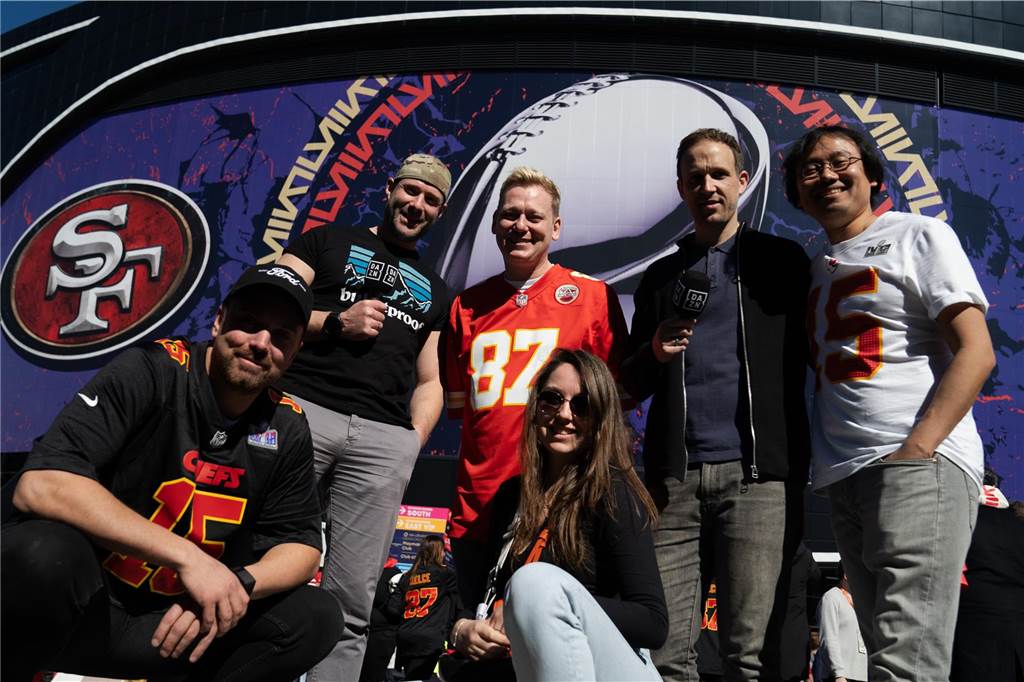 Jan König aus Werne erlebt unfassbare Woche in Las Vegas: Mit Promis hautnah beim Super Bowl Gemeinsam mit unter anderem Entertainer Knossi (oben stehend, 2.v.l.) war Jan König (kniend, l.) beim Super-Bowl-Finale.