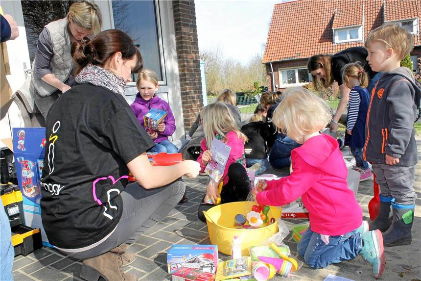 Eltern und Kinder gestalten in Eigenregie neuen Platz zum Spielen Gemeinsam packten Kinder und Eltern die neuen Sachen aus.
