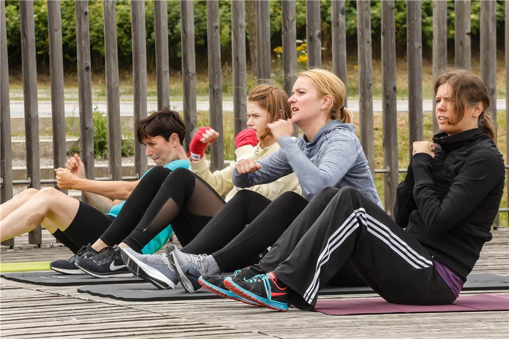 Mit dem Fitnessprofi zum „Hintern aus Stahl“: Kostenloses Sportprogramm am Phoenixsee Gemeinsam quält es sich leichter. Gerade darum gefällt vielen das Training in der Gruppe.