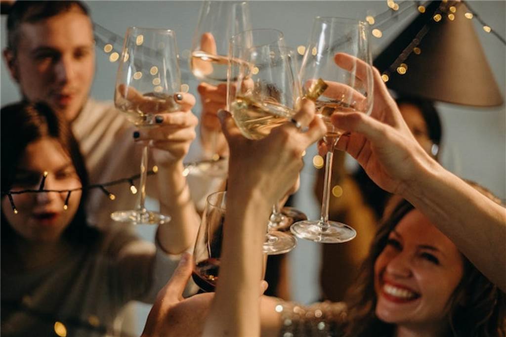Weingenuss in NRW: Hier kommen Vino-Fans auf ihre Kosten menschen stoßen auf einer party mit weißwein an